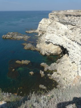 Karadeniz kıyısında sarp kayalık yamaçlar ve sonsuz mavi gökyüzü zemin karşı kanyonlar