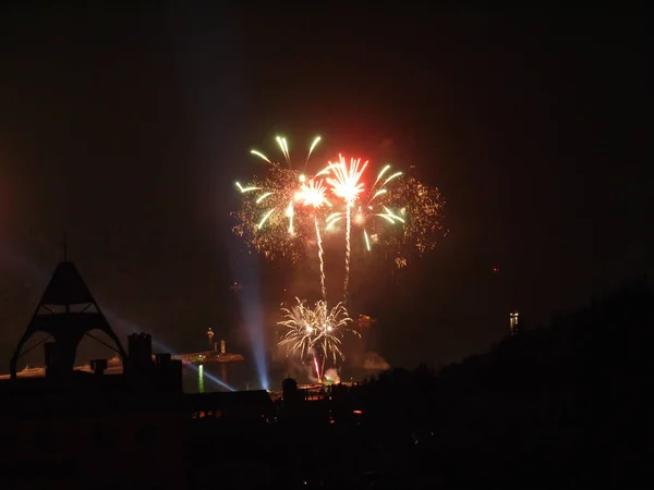 Buntes Helles Festliches Feuerwerk Vor Dem Hintergrund Eines Dunklen Nachthimmels — Stockfoto