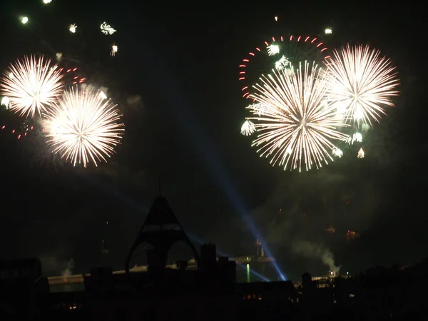 onların ateş topları ile gökyüzü parlak beyaz havai fişek aydınlatmak