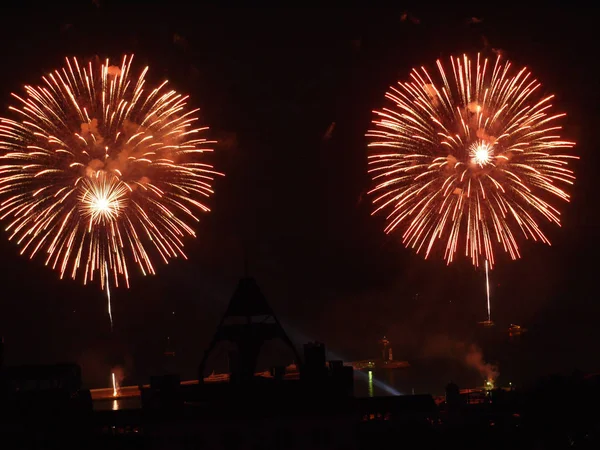 su üzerinde binlerce yıldız şenlikli gece havai fişek dağılım