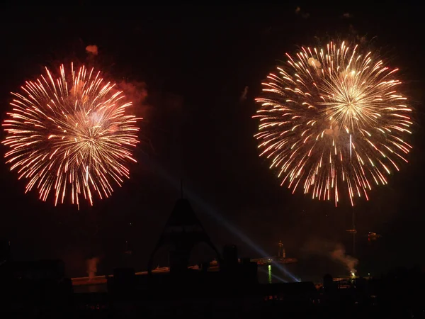 Ateş topları patlamaları gece gökyüzünde muhteşem selamlar dan