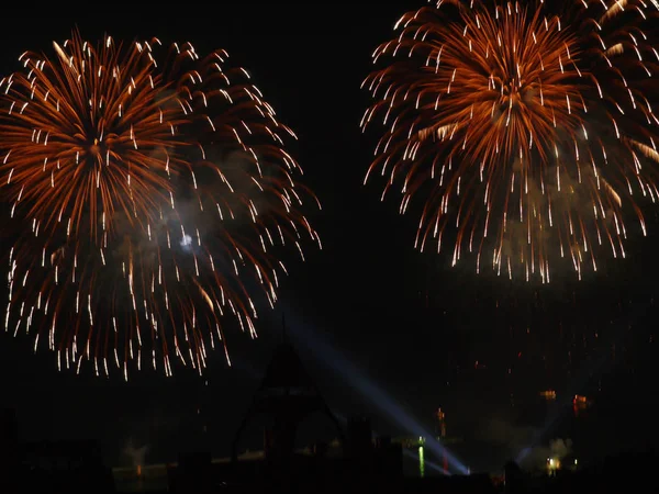 Selam karanlık akşam gökyüzünde parlak ve renkli yanardöner ışıkları