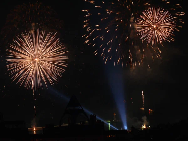 bir şenlikli bir selam tüm ihtişamı gösterilen gece gökyüzünde ışık ışını