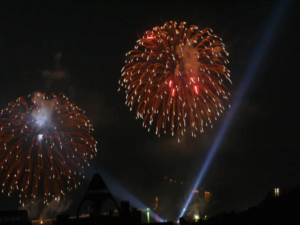 Selam gece gökyüzünde parlak Festival ışıkları gelen yağmur