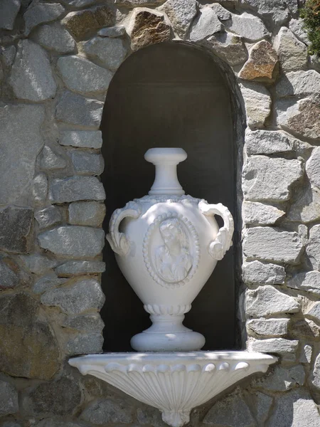 Antik antika beyaz Amfora bir stand taş bir niş içinde