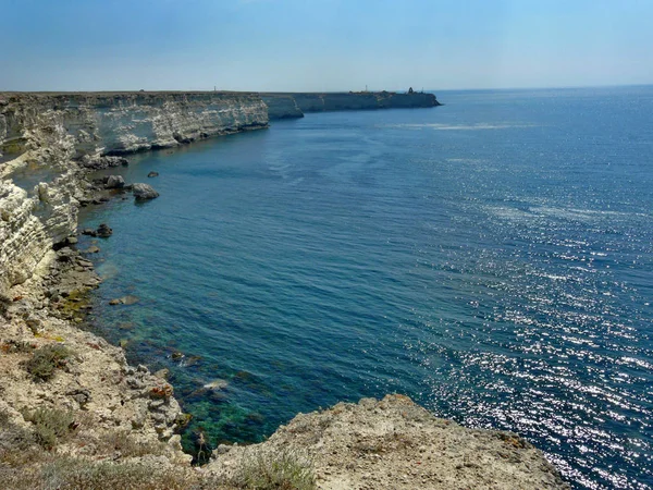 Karadeniz kıyısında kayalık alt ve bir uçurum bile dik duvarlar ile kıyı boyunca uzanan bir görünümünü.