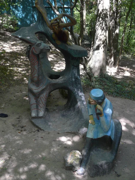 동물의 숲 나무 배경 근처 박사 Aybolit를 묘사 하는 돌 조각 — 스톡 사진