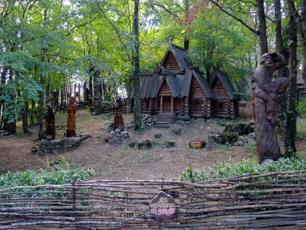 Eski bir ahşap günlük kulübe oyulmuş heykeller ve kalın bir yaprak döken orman arasında bir çit-wattle çit ile. Bütün aile için muhteşem bir dinlenme yeri