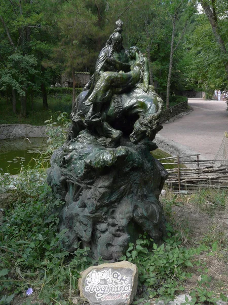 Escultura encantadora em um parque de narrativas populares — Fotografia de Stock