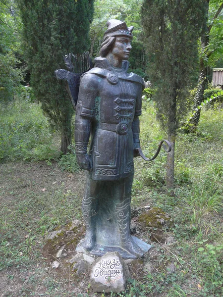 Escultura Del Príncipe Gwydon Armadura Caballero Con Arco Flechas — Foto de Stock