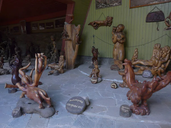 Diverse houten sculpturen en huishoudelijke artikelen bij de tentoonstelling van de beeldhouwer Sakharov — Stockfoto