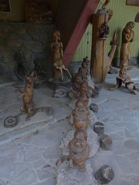 Diverse mooie houten beelden en de zeven dwergen opgesteld in een rij — Stockfoto