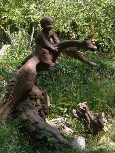Skulptur om hjältarna i folksagor i parken — Stockfoto