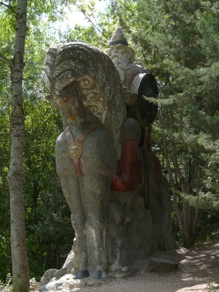 Sculpture d'un bogatyr barbu en bottes rouges sur un cheval. Belle, dans le style slave — Photo