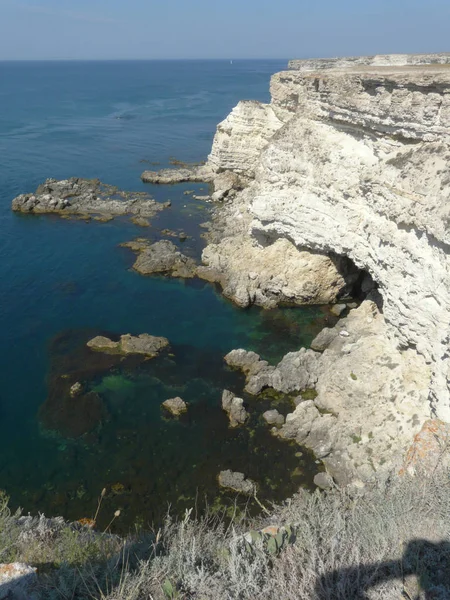 Karadeniz kıyısında sarp kayalık yamaçlar ve sonsuz mavi gökyüzü zemin karşı kanyonlar