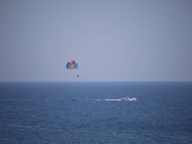 bir tekne ipi, turistler denizde için eğlence için uzatılmış renk paraşüt