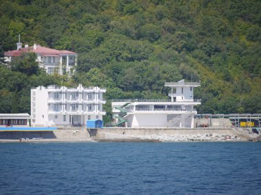İskelede denize sıfır bir yeşil dağ zemin üzerine Beyaz Saray