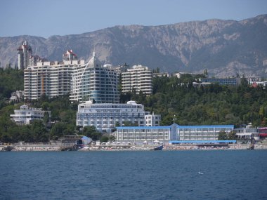 Modern sahil gökdelenler ve bir plaj ve dağ içinde belgili tanımlık geçmiş. Her turistik orada dinlenmek ve güneşlenmek istiyor