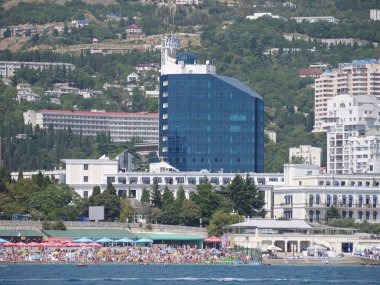 yüksek cam otel kompleksi ile tam teşekküllü bir plaj sahil üzerinde