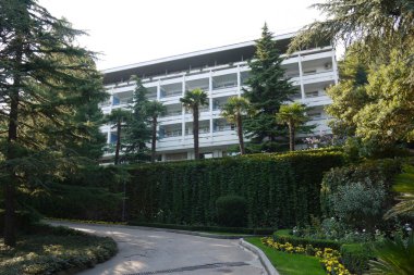 Modern klimalı ev güzel parka bakan bir balkon vardır