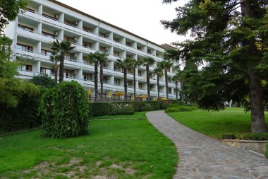 Güzel, yüksek katlı yazlık için önde gelen avuç içi arasında küçük bir yol