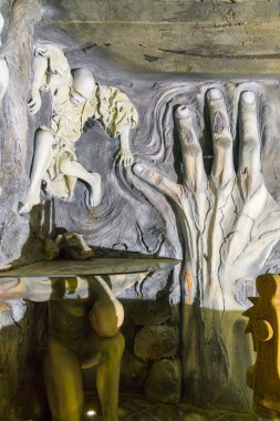 Duvarlara ve sıradışı görüntüdeki ilginç gündelik nesnelerin alışılmadık soyut heykel sergisi