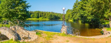 bir taş köprü sahte korkuluk ve parkta su deposu üzerinden bir fener ile