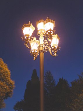 etnik tarzda güzel park edilmiş fener parlak mavi akşam gökyüzü arka plan üzerinde parlar