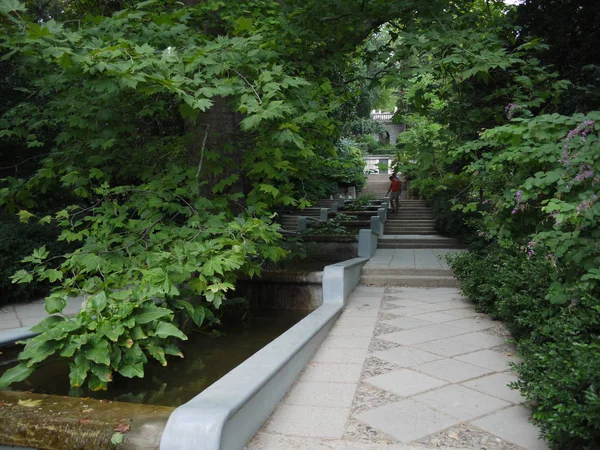 A parkban egy szokatlan tó folynak le a lépcsőn. Szokatlan határozata építészek és tervezők — Stock Fotó
