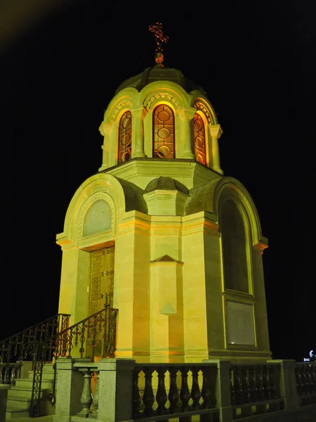 Žlutý kámen pravoslavné kaple na pozadí noční oblohy. — Stock fotografie