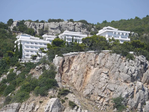 Bílé domy jsou umístěny na náhorní plošině rocky mountains na pozadí modré oblohy — Stock fotografie