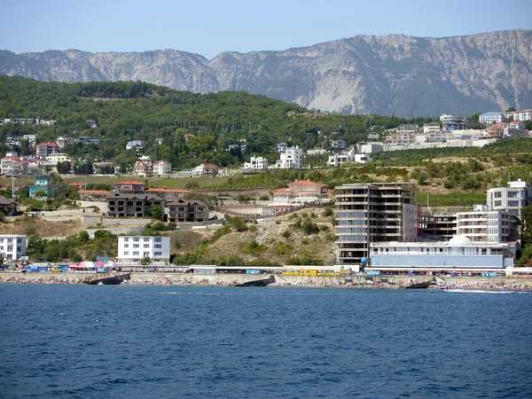 Área costeira com complexos hoteleiros chiques e praias enormes no fundo de uma montanha rochosa — Fotografia de Stock