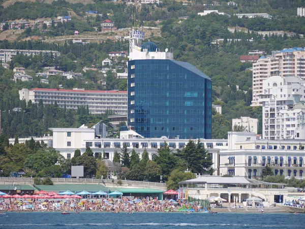 Υψηλή γυαλί ξενοδοχειακό συγκρότημα στην παραλία με ένα ολοκληρωμένο παραλία — Φωτογραφία Αρχείου