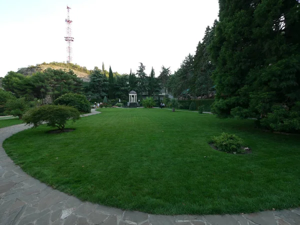 Zöld Gyep Parkban Körül Egy Kis Pavilon Egy Szobor Vezető — Stock Fotó