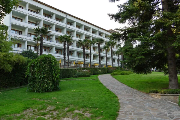 Güzel, yüksek katlı yazlık için önde gelen avuç içi arasında küçük bir yol