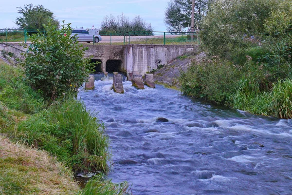 Samochód Most Nad Rzeką Małych Burzliwy Wodą Mglisty Rapids — Zdjęcie stockowe