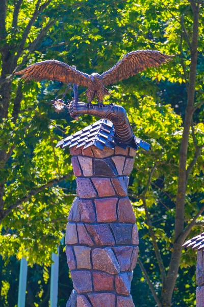 Mooi beeld van een metalen adelaar op een stenen open haard in het huis — Stockfoto
