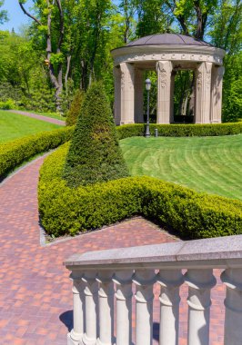 sütunlar'ın altında sokakta bir yeşil su kuyusu-damat Parkı kubbe ile beton çardak