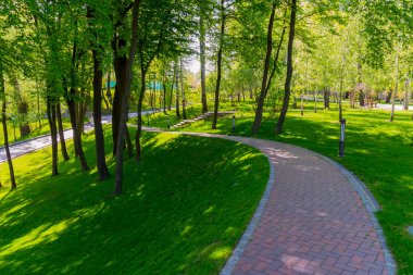 merdiven ve fenerler parkın ortasında olan yol