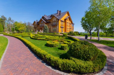 bir yoldan bir tasarımcı çim duvar ahşap kesilmiş olan şık bir ev zemin karşı bir çiçek yatak Zarflama fayans