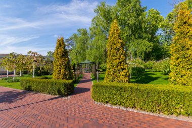 parkta güzel peyzaj tasarımı ile kırmızı yolları house yakınındaki