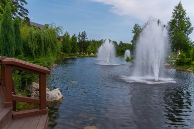 Alışılmadık bir çeşme ile üç dayak geysers ve merdiven ile bir iniş. Haydi, ellerini ıslak ve sıcak bir günde sakin olun