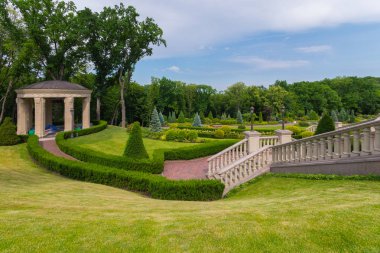 Bir merdiven için beyaz bir çardak yol açar sokağın içine sorunsuz geçen sütunlarla