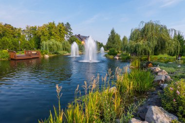 bir göl kenarında üç yüksek çeşmeler ile ağlayan willows kıyısında
