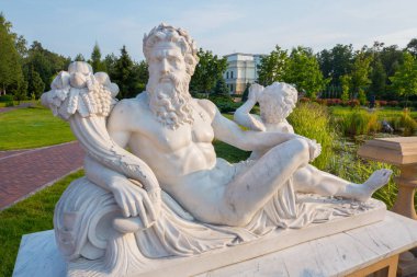 Güzel yeşil park bölgesi arka planda büyük bir beyaz taş heykel