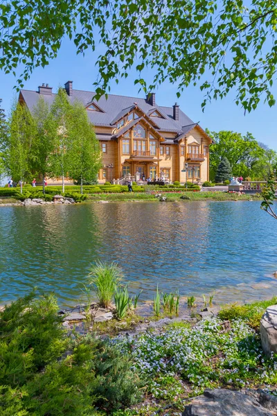 Lujosa casa en la orilla de un lago limpio con abedules alrededor. Vive en un regalo tan continuo — Foto de Stock