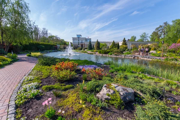 Diseño de paisaje en un parque con una fuente en el lago cerca de la casa — Foto de Stock
