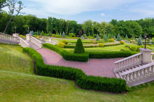 Vacker park design med gångvägar och gångbanor — Stockfoto