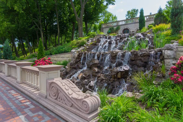 La fuente está en un estilo natural, hecho en forma de una fuente que drena las piedras caóticamente dispersas —  Fotos de Stock