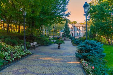 Sokak tezgahları ve fenerler ve bir çeşme ile bir parkta bir ısıtıcı